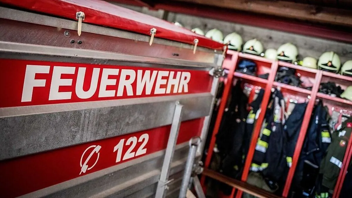 Die Feuerwehr rückte aus und belüftete das Haus mit einem Druckbelüfter