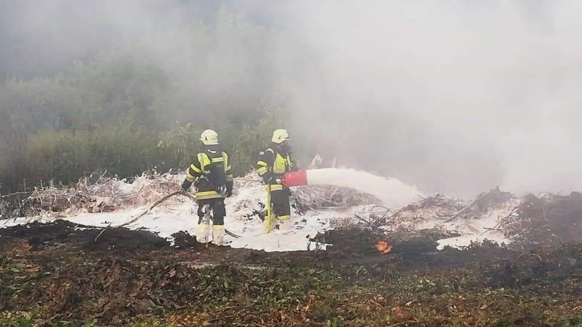 Das Brandgut wurde mit Löschschaum im Zaum gehalten