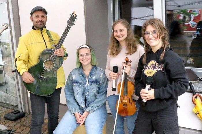 Jedoch: Musik, Lesungen sowie Kreativstationen kamen bei Jung und Alt bestens an. 