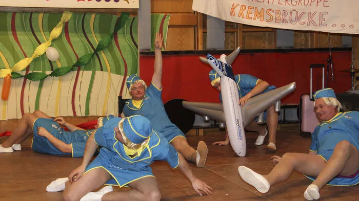 Feuerwehrmänner als Stewardessen, Schuhplattler als "Rockplattler", Sänger als Mediziner und Theaterspieler als verliebte Romantiker. Die Faschingssitzungen in Kremsbrücke gehen heuer in die zweite Runde.