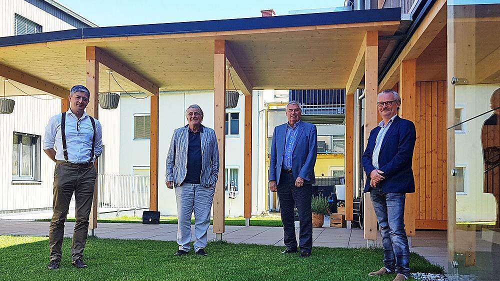 Fritz Pichler, Werner Nussmüller, Wolfram Sacherer und Rainer Rosegger im Innenhof des neuen Hauses 