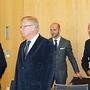 Die beiden angeklagten Ex-Bürgermeister Kurt Haller (Zweiter von links) und Kurt Leitner (rechts) mit Anwälten