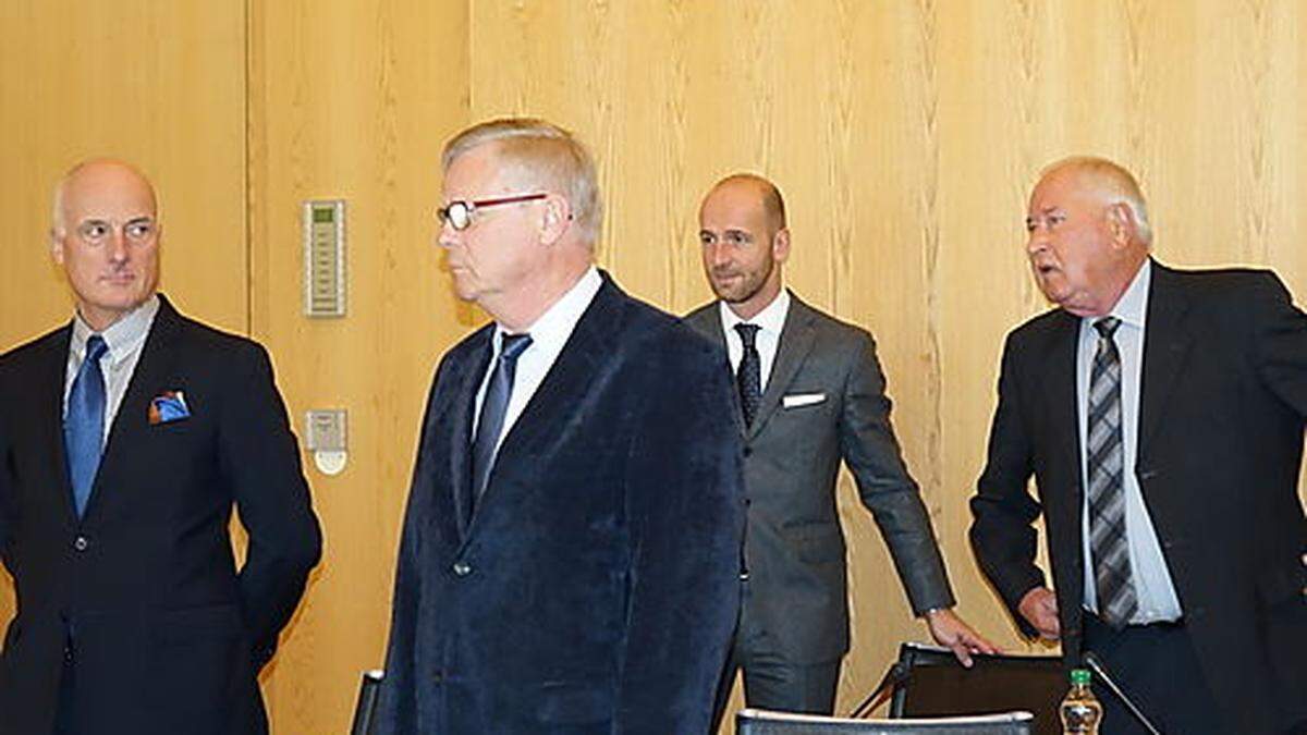 Die beiden angeklagten Ex-Bürgermeister Kurt Haller (Zweiter von links) und Kurt Leitner (rechts) mit Anwälten