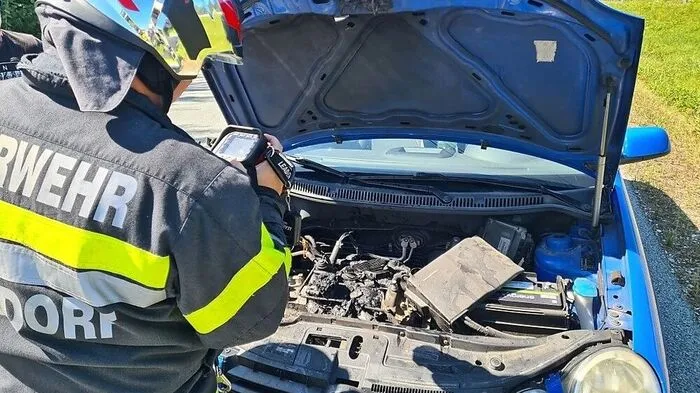 Der Pkw-Lenker konnte den Brand selbstständig löschen
