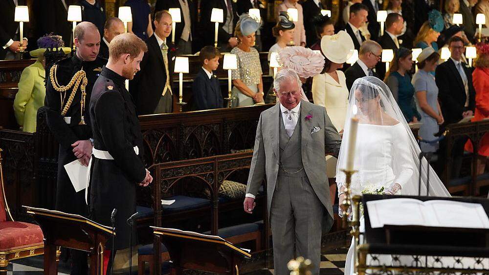 Prince Charles übergab die Braut an seinen Sohn 