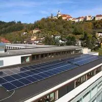 Das Gemeindeamt Althofen mit Photovoltaik-Anlage am Dach