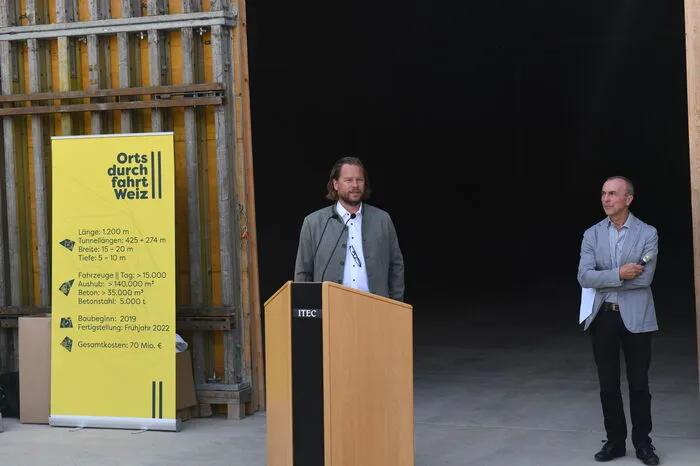 Projektleiter Michael Rappold erläutert einige Details zu dem Bauprojekt.