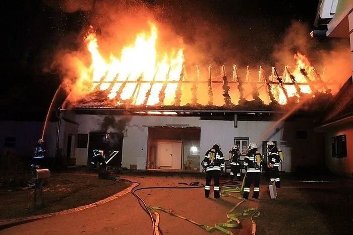 Großeinsatz für gleich acht Feuerwehren: Wirtschaftsgebäude in Hartl stand in Vollbrand, ein Übergriff auf das Wohnhaus konnte verhindert werden. >> Zum Artikel <<