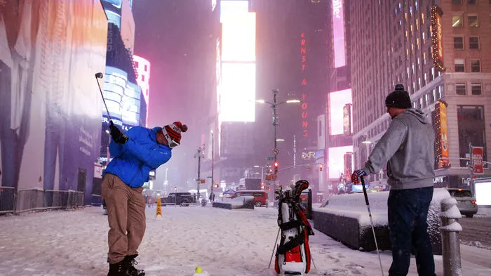 Die New Yorker nehmen's mit Humor: Wintersturm "Stella" fegt über die Ostküste.