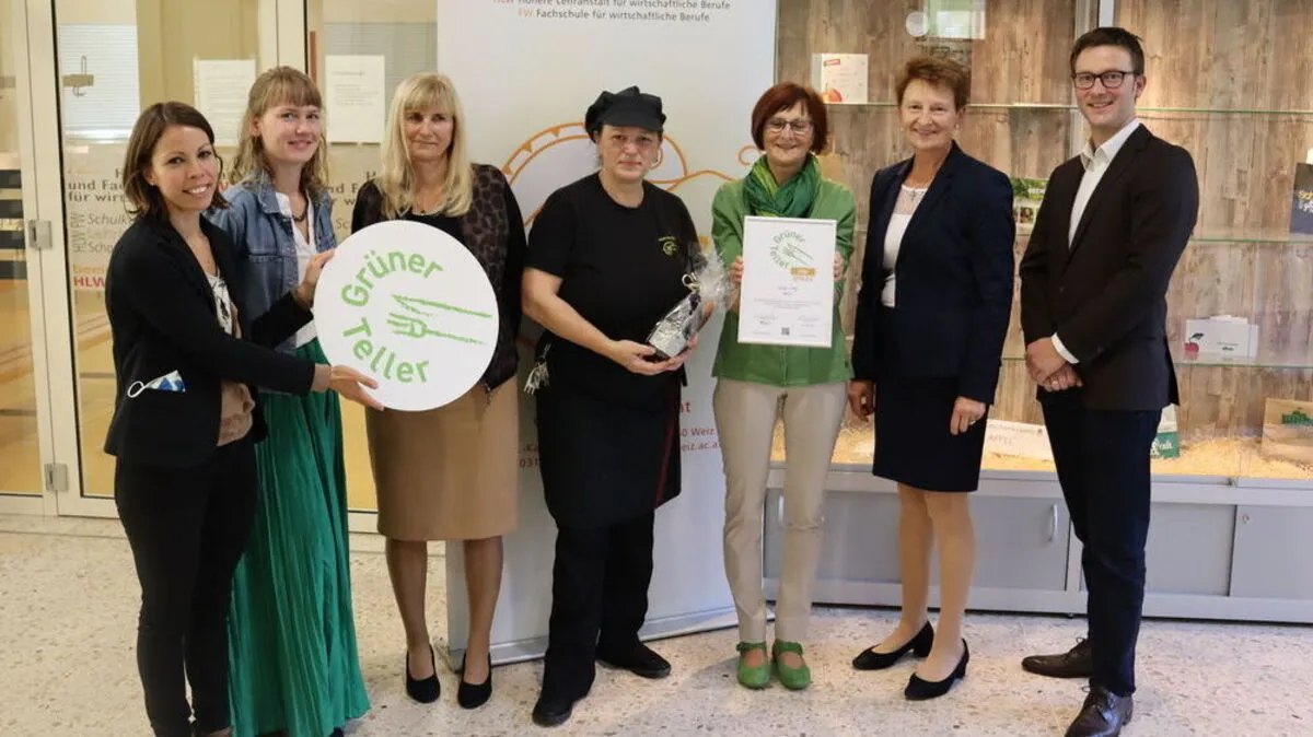 Sabine Wallner von Styria vitalis sowie Lehrerinnen und Lehrer Johanna Freytag, Inge Wrigley, Anna Schwaiger, Monika Lammer (Wirtschaftsleiterin), Rosina Gissing und André Schabler