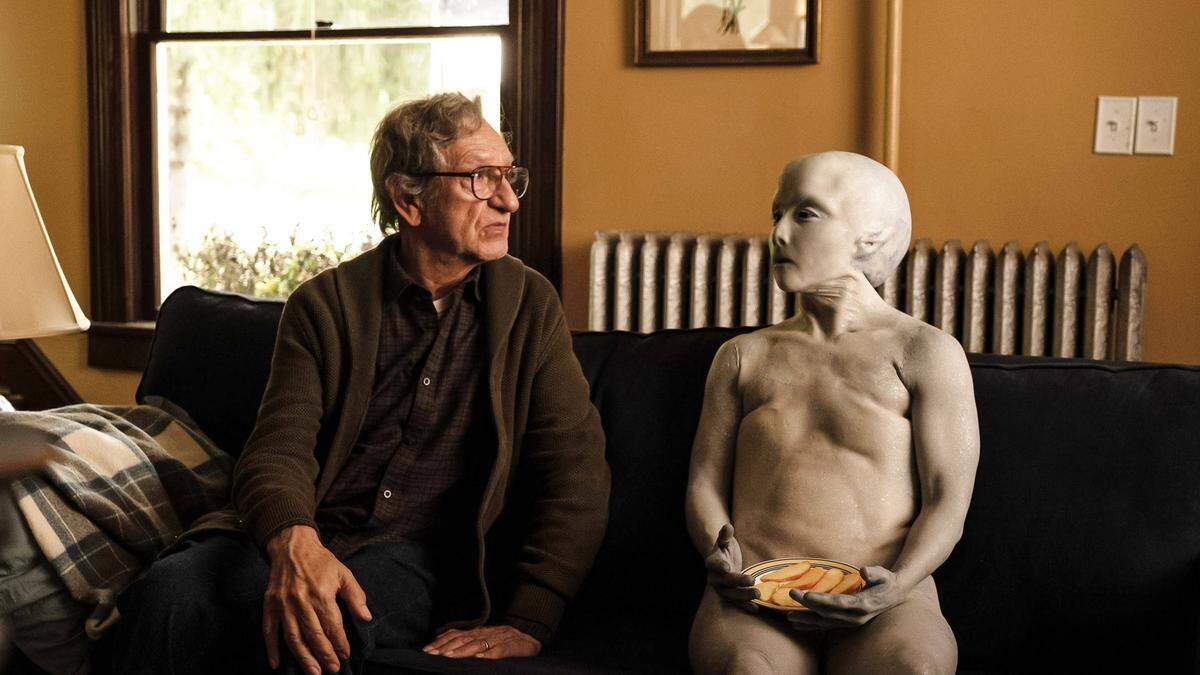 Ben Kingsley und sein außerirdischer Freund „Jules“ in „Ein Ufo im Garten“