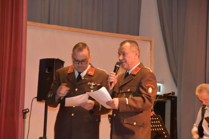 Die Kommandanten Mario Burger und Wilfried Borth konnten auch viele Ehrengäste und Abordnungen von Feuerwehren zu einer rauschenden Ballnacht willkommen heißen.