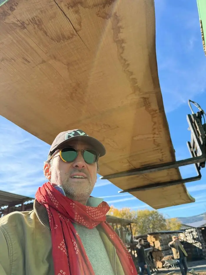 Martin Auer mit jenem fünf Meter langen Tisch, der in Pöllau für New York angefertigt wurde