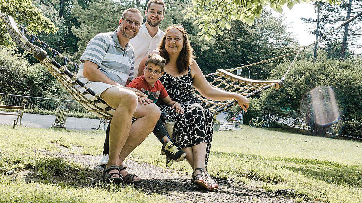 Sie zeigen großes Herz für Manuel: Die Pflegeeltern Alexander und Ulrike mit Marcel Resch