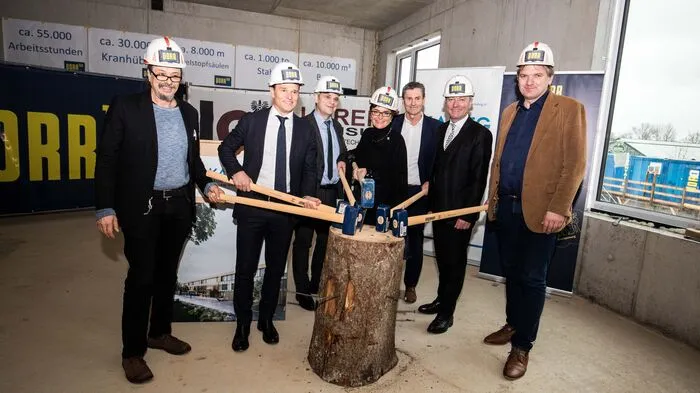 Im Rahmen der Gleichenfeier wurden die letzten Sparrennägel eingeschlagen.