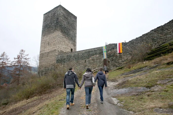 Übrigens: Auf der altehrwürdigen Burg unter anderen gesichtet: Unternehmer Franz Roth, Günter Edlinger, Kameradschaftsführer der Freiwilligen Feuerwehr St. Veit sowie Schuldirektor Gerold Leitner.