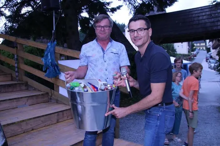 Derzeit besuchen die Schule neun Kinder. Um die private Schule finanziell zu unterstützen, wurde der Schulverein Pack gegründet. Dieser setzt zahlreiche Aktionen. 
