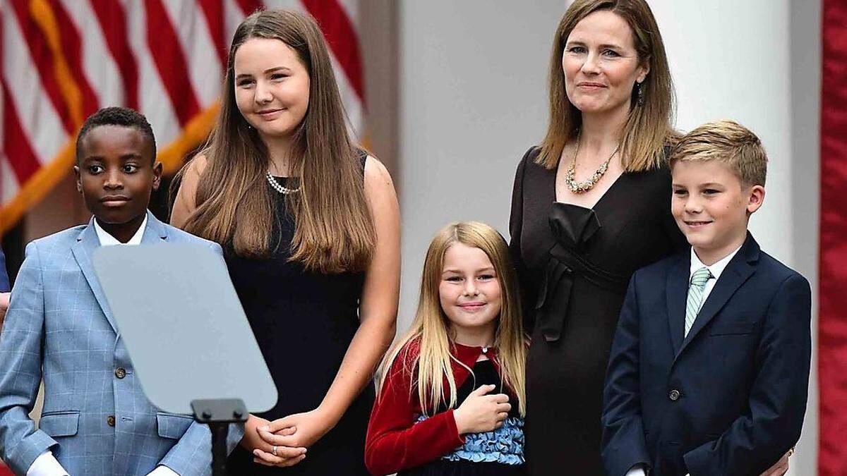 Amy Coney Barrett mit ihren Kindern - zumindest mit vier davon 