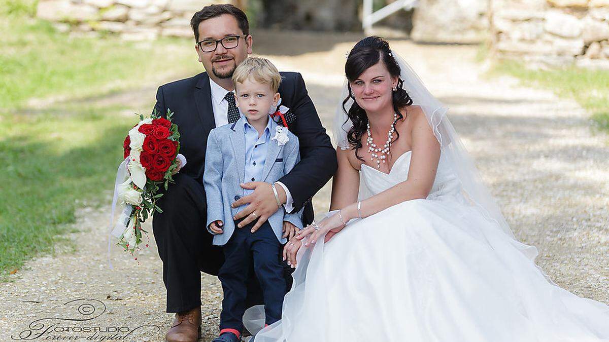 Denis und Julia Stocker mit ihrem zweijährigen Sohn Denis 