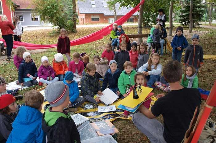 Beim anschließenden Leseteppich im Park gab es viele lustige Bücher und Geschichten zu entdecken.