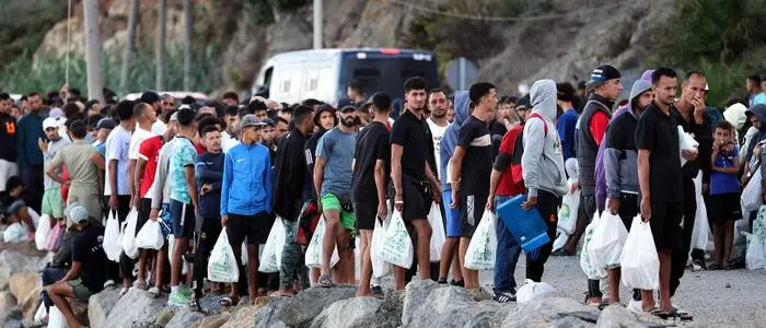 Migranten in Ceuta warten auf die Rückkehr in ihr provisorisches Lager