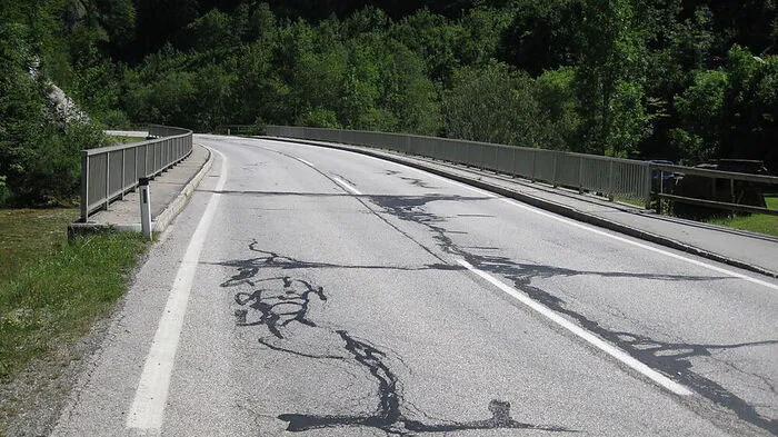 Die Straße weist erhebliche Schäden auf
