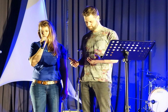 Gemeinsam mit der Moderatorin betete der Schweizer Event-Prediger Andreas „Boppi“ Boppart vor seinem Auftritt.