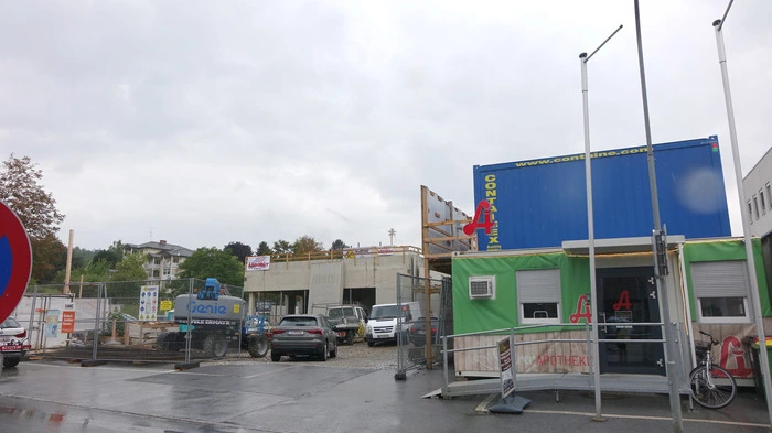 So sieht die derzeitige Baustelle in der Hans-Sutter-Gasse 1 in Weiz aus. Im Vordergrund rechts ein Container, die derzeitige Unterkunft der Steirerapotheke. Links dahinter der Rohbau der neuen Apotheke.
