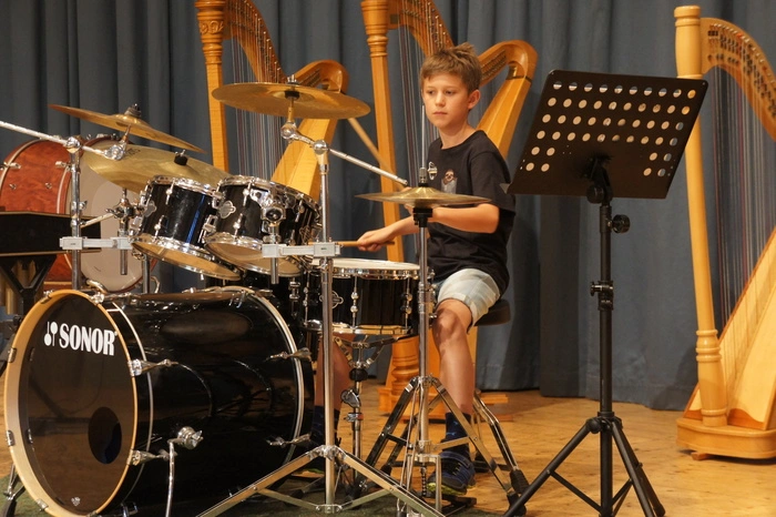 David Kofler spielt ein Drumsolo im Kultursaal Oberlienz