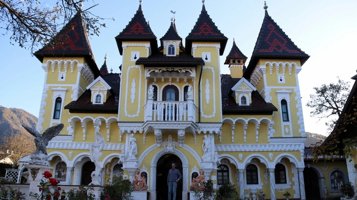 Das Märchenschloss "Elberstein" liegt mitten im Ort Globasnitz und ist eine touristische Attraktion. Schlossherr Johann Elbe und Ehefrau Ljudmila bewohnen hier rund 400 Quadratmeter
