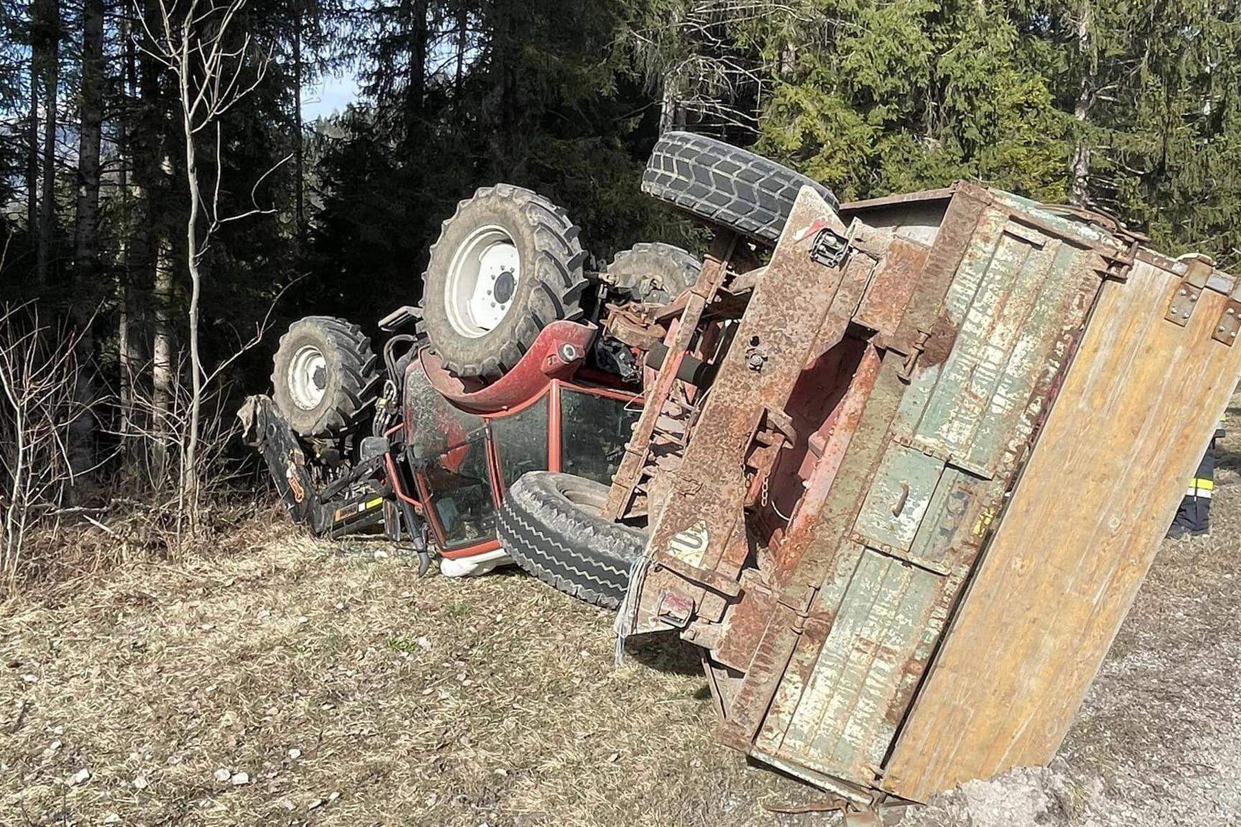 Unfall in Oberkärnten : Traktor überschlug sich samt Anhänger: 29-Jähriger verletzt  