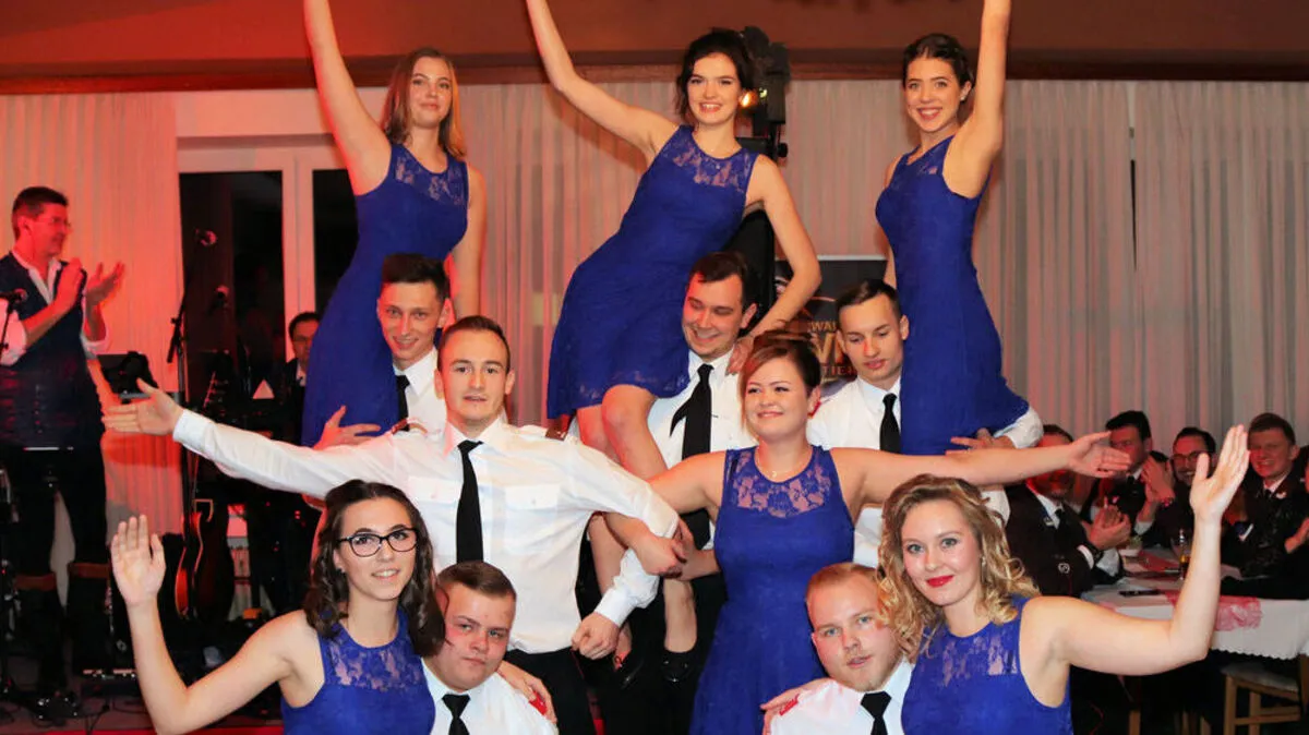Mit einer schwungvollen Polonaise wurde in Hallersdorf der Ball begonnen