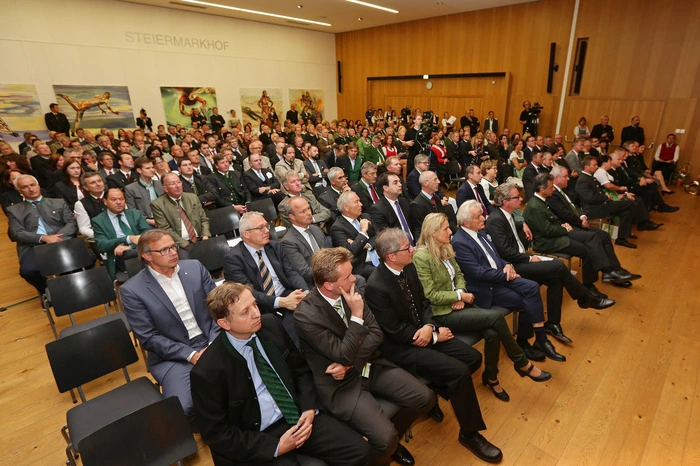 Hunderte Vertreter aus Politik, Wirtschaft und Landwirtschaft kamen zur Eröffnung am Dienstag.
