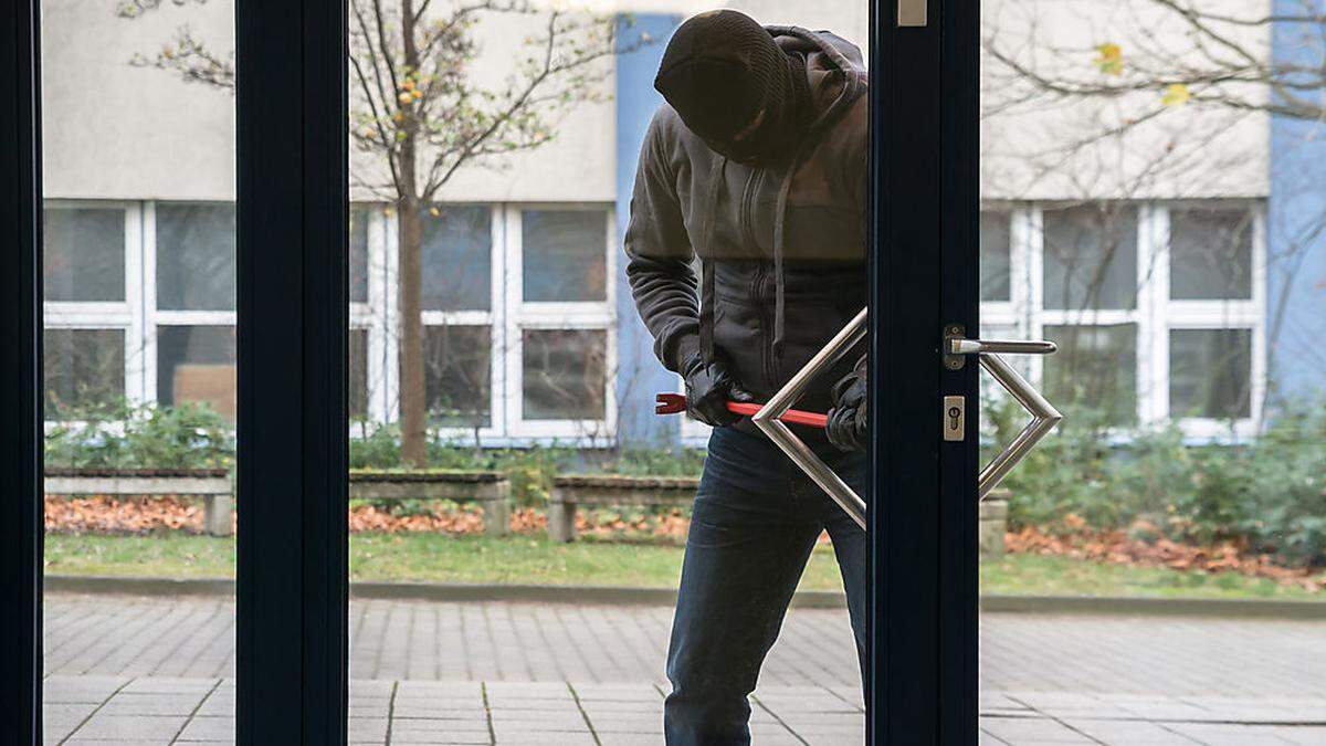 Die unbekannten Täter brachen ein Schloss auf, um in die Lagerhalle zu kommen