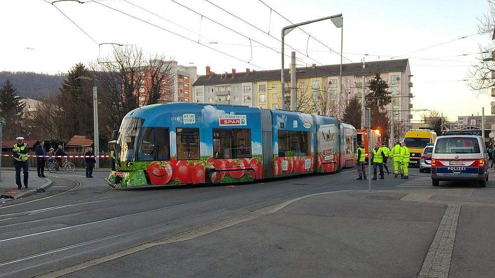 In Graz kollidierten am Donnerstagnachmittag ein Auto und eine Straßenbahn