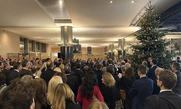 Alle Jahre wieder: Riesenandrang vor dem österreichischen Christbaum im EU-Parlament