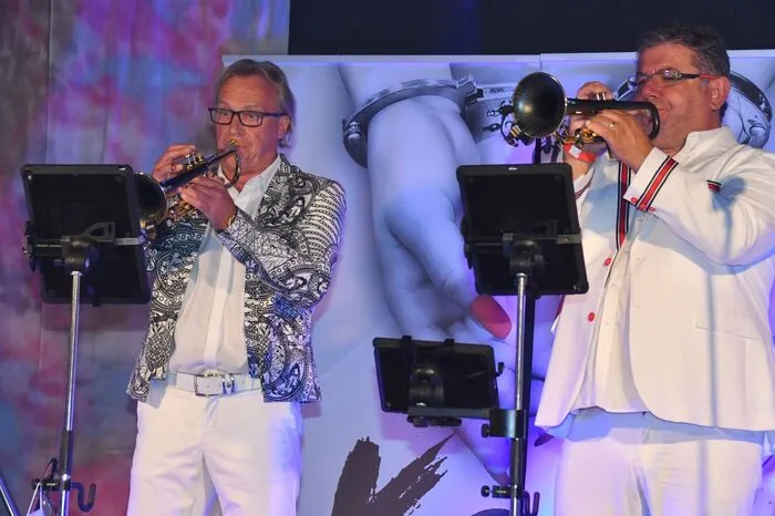 Auf der Bühne zu erleben: das Trompetenduo Martin Zottler & Luis Kaschowitz ...