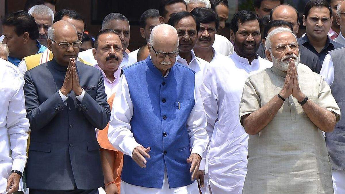 Die Kandidaten Ram Nath Kovind (links) und L.K. Advani (Mitte) mit Primier Narendra Modi (rechts)