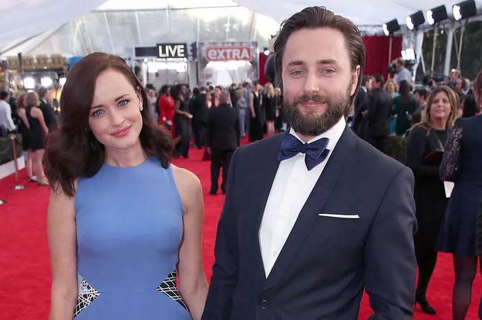 Dabei verliebte sie sich in den Kollegen Vincent Kartheiser, inzwischen sind die beiden verheiratet. Und nun kurz vor den Dreharbeiten zu Gilmore Girls zeigte sich Bledel auch wieder am Roten Teppich.