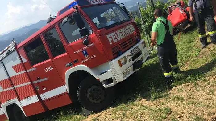 20 Einsatzkräfte der Feuerwehren Fresing-Kitzeck und Pistorf bargen am Mittwoch einen Traktor, der sich in einem Weinbergüberschlagen hatte.