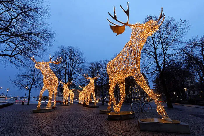 Fotopause. Begehrtes Wintermotiv: die glitzernde Elchherde auf dem Nybroplan, von dort bietet sich ein Spaziergang entlang des Strandvägen an. Den besten Ausblick auf Stockholm hat man von Södermalms Anhöhe aus – vom bezaubernden Monteliusvägen, gut 400 Meter lang. Er ist nicht auf jeder Karte eingezeichnet. Orte zur Orientierung: Bellmansgatan (Drehort der Millenium-Trilogie) und Skolgränd.