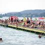Jeder sucht Abkühlung: Überfüllte Brücke im Klagenfurter Strandbad
