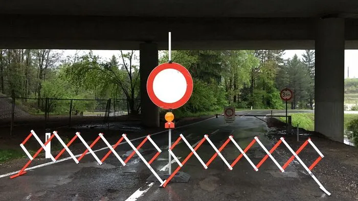 Bei der Gailbrücke auf Höhe Federaun gibt es eine Sperre. Grund ist Hochwasser der Gail.