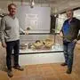 Kurator Andreas Bernhard und Restaurator Anton Steffan (rechts) vor Fundstücken vom Wetzelsdorfberg, Marktgemeinde Stainz, aus der Urnenfelderzeit (11. Jhd. v. Chr.) oder frühen Hallstattzeit (um 700 v. Chr.)