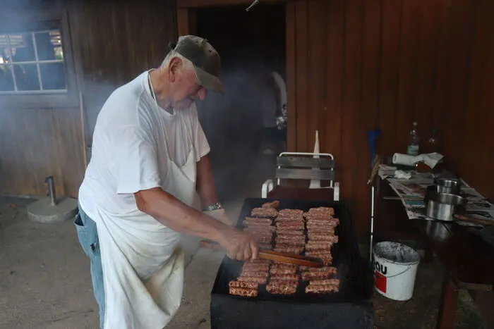 Die Cevapcici vom Holzkohlengrill nach altbewährter Rezeptur kamen bei den Gästen neben dem Backhendl sehr gut an.