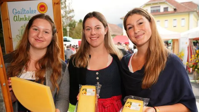 Lynn Buchacher, Christina Buchacher und Franziska Plunger präsentieren den Gailtaler Almkäse