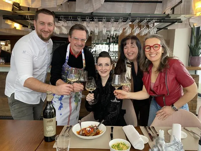 Kochen für den guten Zweck: Haubenkoch Walter Triebl, Ex-Fußballer Werner Gregoritsch, Moderatorin, Beraterin für Hospitality-, Kulinarik- und Lifestyle sowie Chefredakteurin des Magazins Genusspunkt Alexandra Gorsche, Initiatorin Renate Zierler und Sängerin Betty O (v.l.n.r.)