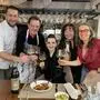 Kochen für den guten Zweck: Haubenkoch Walter Triebl, Ex-Fußballer Werner Gregoritsch, Moderatorin, Beraterin für Hospitality-, Kulinarik- und Lifestyle sowie Chefredakteurin des Magazins Genusspunkt Alexandra Gorsche, Initiatorin Renate Zierler und Sängerin Betty O (v.l.n.r.)