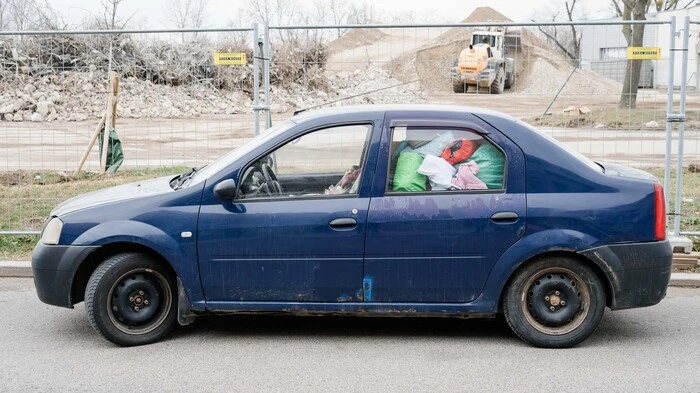 Der ganze Besitz in einem Auto