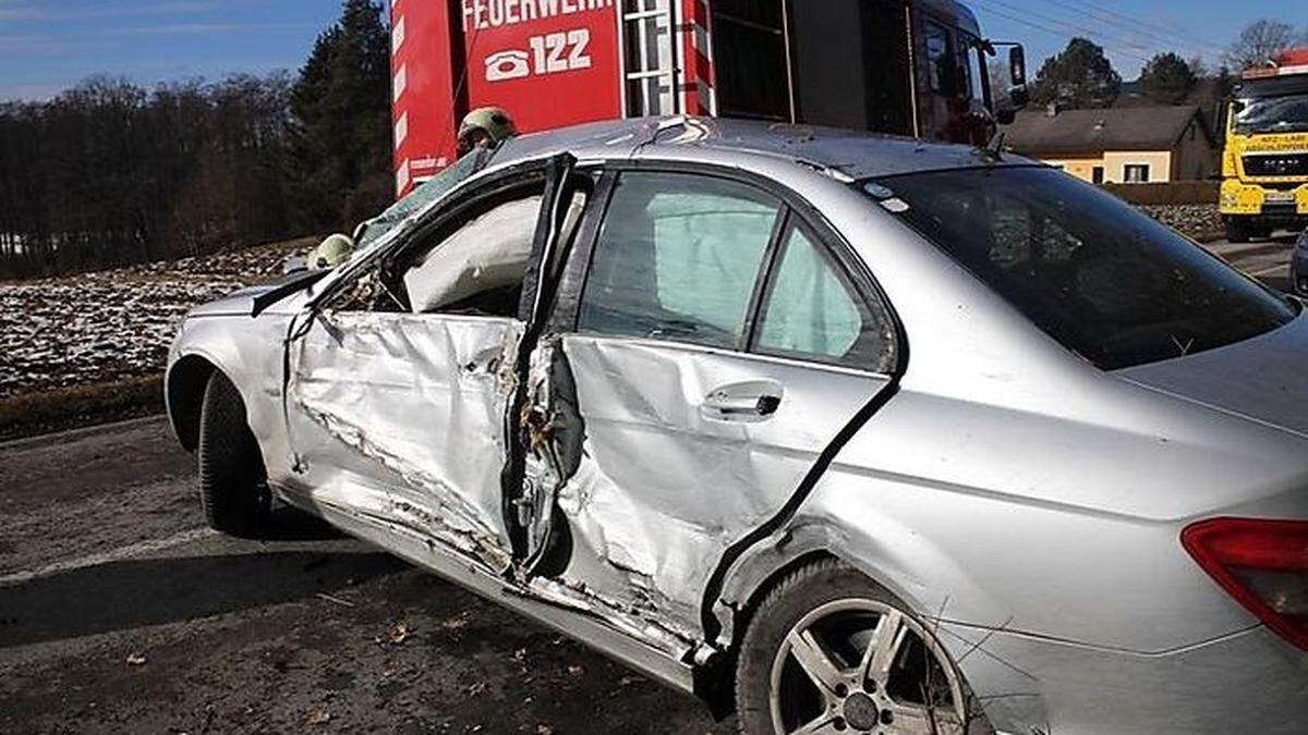 Mittels Seilwinde barg die Feuerwehr Kaindorf das Unfallauto